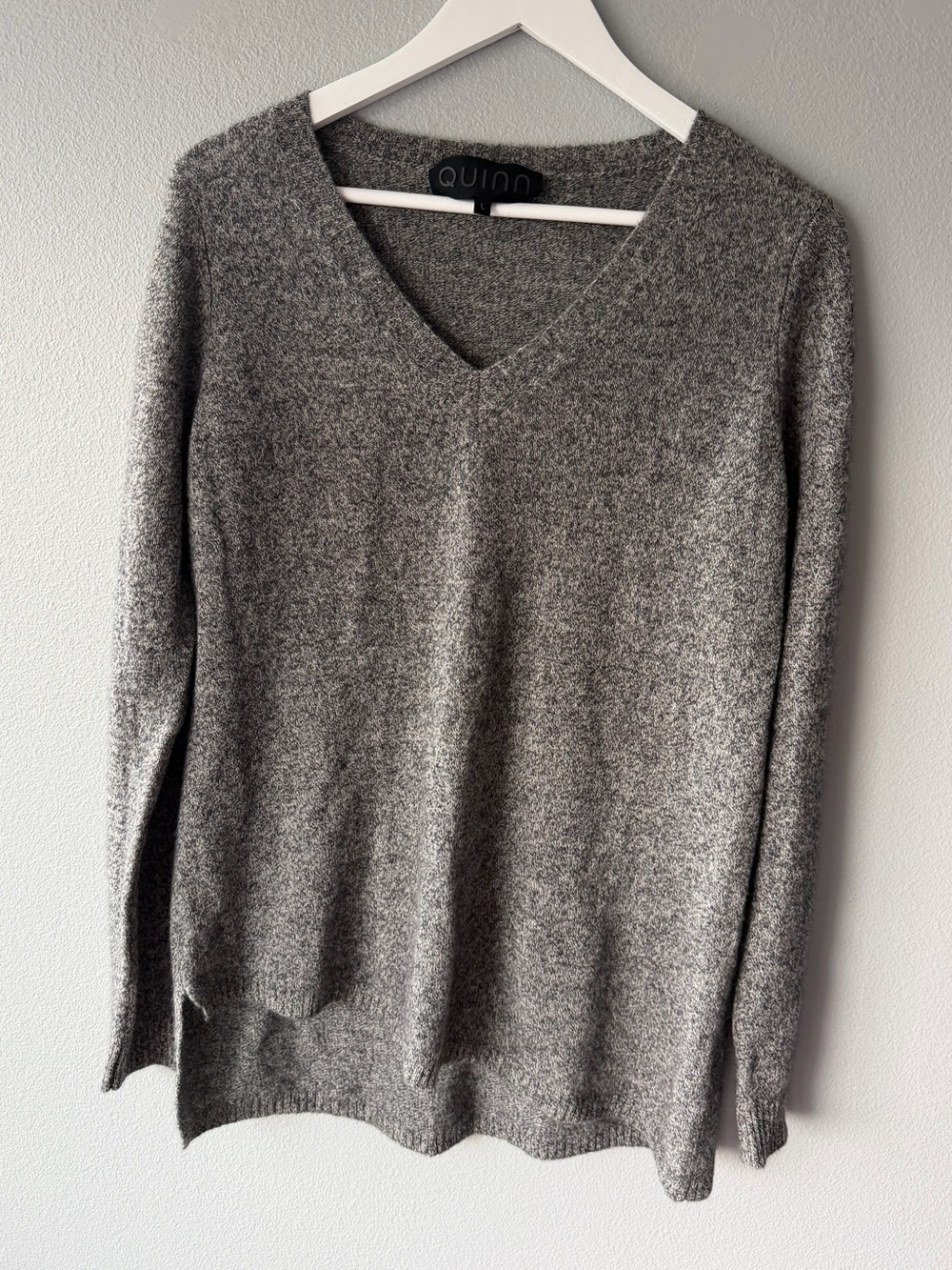 Quinn grey asymmetric hem long sleeve 100% cashmere v-neck sweater Women’s M